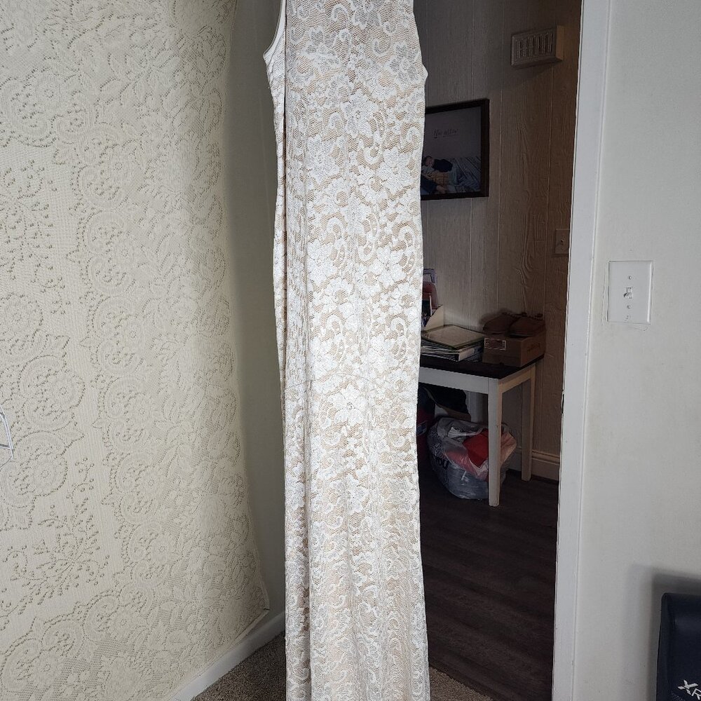 Beautiful lace gown size med